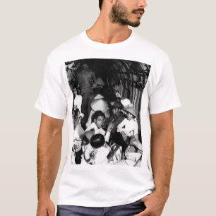 Bedövat av viciousnessen av en Viet Cong T-shirt