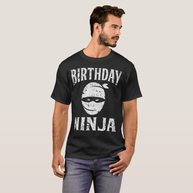Bedrövad födelsedagNinja rolig grattis på Tröja (Hel framsida)