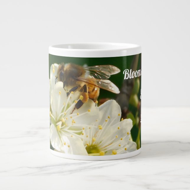 Bee & Blossom Macro | Personalized Name Mug Jumbo Mugg (Framsidan)