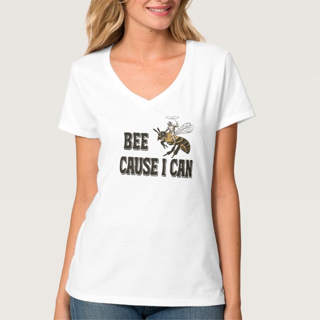 Bee Cause I Can T-Shirt – Funny Cowboy Riding Bee  (Framsida)