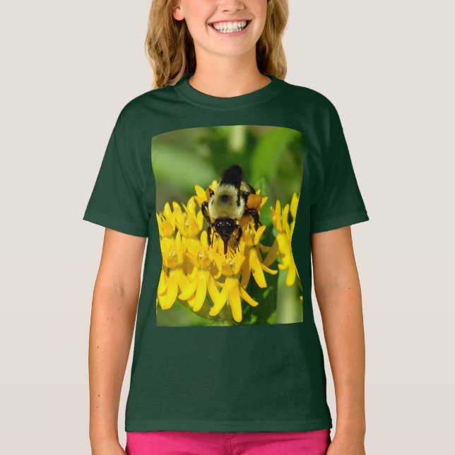 Bee Feasting on Butterfly Weed Wildflowers T Shirt (Framsida)