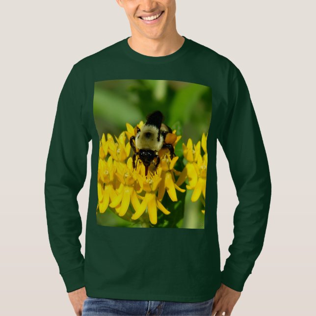 Bee Feasting on Butterfly Weed Wildflowers T Shirt (Framsida)
