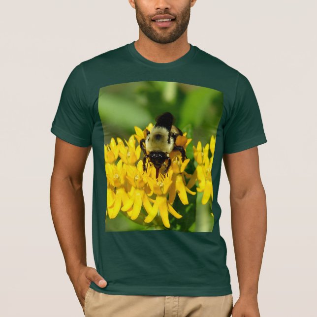 Bee Feasting on Butterfly Weed Wildflowers T Shirt (Framsida)