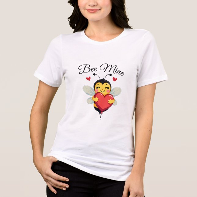 Bee Holding Heart Valentine Day T-Shirt (Framsida)