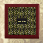 Bee Kind Elegant Guld och Black Bee Mönster Minnesask<br><div class="desc">Det skulle inte vara trevligt om alla var vänliga mot varandra. Denna utformning stöder dem med en honung av en tvilling, med frasen "Bee Kind" i elegant Gulden färg swoopy brev i en svart låda. Bakgrunden till mönster är en vintage mellan mönster och svart. Detta vackra mönster har en känsla...</div>