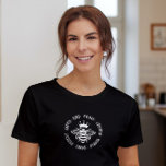 Bee Kind Simple Modern Inspirational Typography T Shirt<br><div class="desc">Bee-Kind Simple Modern Inspirational Typography Women's Mode T-Shirt Top har texten "Kind,  Modig,  Kreativ" i en modern manustypografi som accentueras av ett bin som bär på krona. Perfekt som en gåva till henne för födelsedag,  jul,  Mors dag,  bästa vänner,  systrar med mera. Designad av Evco Studio www.zazzle.com/store/evcostudio</div>