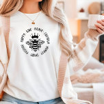 Bee Kind Simple Modern Inspirational Typography T Shirt<br><div class="desc">Bee-Kind Simple Modern Inspirational Typography Women's Mode T-Shirt Top har texten "Kind,  Modig,  Kreativ" i en modern manustypografi som accentueras av ett bin som bär på krona. Perfekt som en gåva till henne för födelsedag,  jul,  Mors dag,  bästa vänner,  systrar med mera. Designad av Evco Studio www.zazzle.com/store/evcostudio</div>