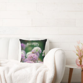 Bee Lycklig med Lila Allium Flower Motivering Kudde
