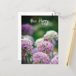 Bee Lycklig med Lila Allium Flower Motivering Vykort