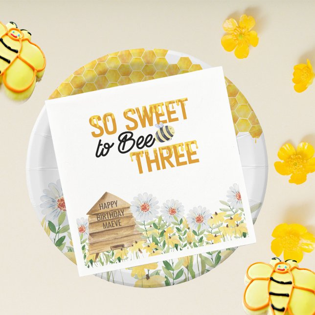 Bee Théed Sweet to Beed Three Birthday Party Pappersservett (So Sweet to Bee Three is the perfect bee pun for a 3rd birthday. Napkins with personalized beehive)