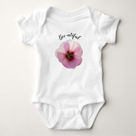 "Bee-utiful" som ger Rosa Hollyhock Baby Bodykosty T Shirt