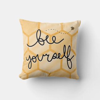 "Bee" Yourself Pillow Kudde