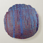 Beech Forest av Gustav Klimt, Vintage Art nouveau Rund Kudde<br><div class="desc">Beech Forest (1902) av Gustav Klimt är en vintage av bran Viktorian Era Symbolism,  konstlandskapskonst med en naturscen. En mörk skog med Beech träd och löv på natten. Om konstnären: Gustav Klimt (1862-1918) var en österrikisk symbolmålare och en av de mest framstående medlemmarna i rörelsen Wien Art nouveau.</div>