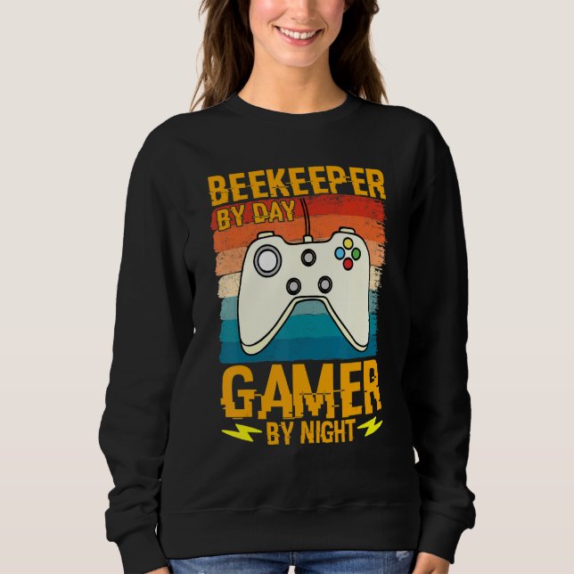 Beekeeper By Day Gamer By Night Humor Joke Honeyco T Shirt (Framsida)