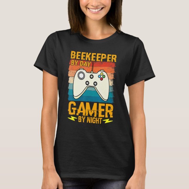 Beekeeper By Day Gamer By Night Humor Joke Honeyco T Shirt (Framsida)