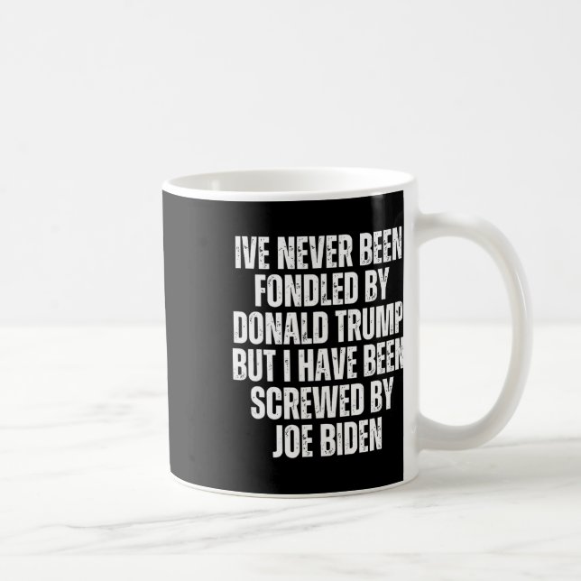 Been Fondled av Donald Trump har kontrollerats av  Kaffemugg (Höger)