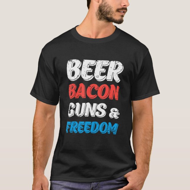 Beer Bacon Guns & Freedom 2022 4:e juli T Shirt (Framsida)