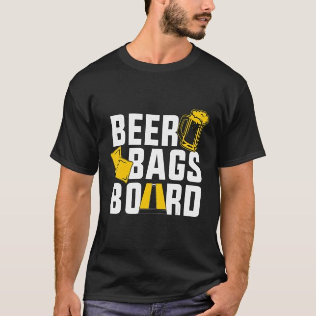 Beer Bags Board Cornhole Drinking Funny T Shirt (Framsida)