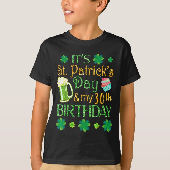 Beer Cake &amp; Shamrocks It's St Patrick Day &amp T Shirt (Framsida)