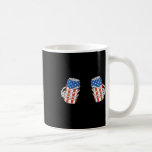 Beer can Skeleton Hand Funny 4:e juli Amerikan Kaffemugg<br><div class="desc">Beer kan Skeleton Hand,  4:e juli amerikansk patriotisk</div>