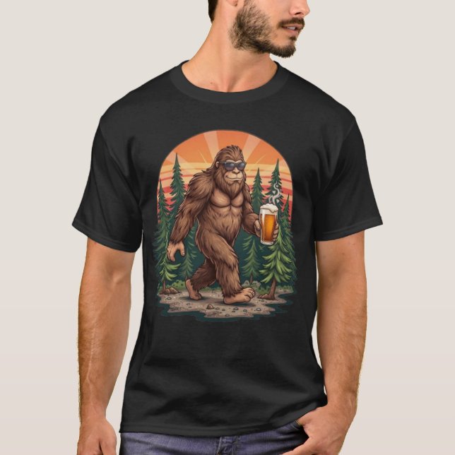 Beer Drinking Bigfoot T Shirt (Framsida)