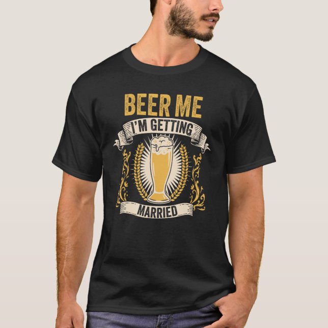 Beer Groom Bachelor Party Beer Me I m Getting Marr T Shirt (Framsida)