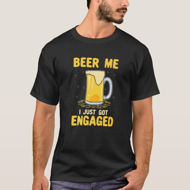 Beer Me I Just Got Engaged T Shirt (Framsida)