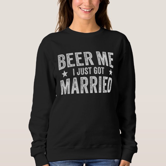Beer Me I Just Got Married Marriage Groom Bride T Shirt (Framsida)