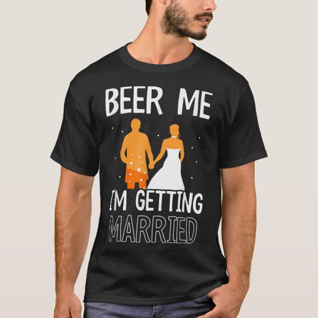 Beer Me Im Gifta sig Bachelor Groom Bride Pa T Shirt (Framsida)