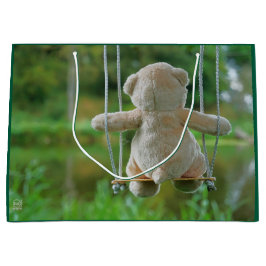 Beer op schommel vanaf de rug.