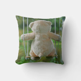 Beer op schommel vanaf de rug. kudde