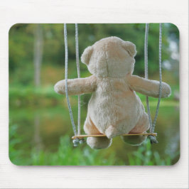 Beer op schommel vanaf de rug. musmatta