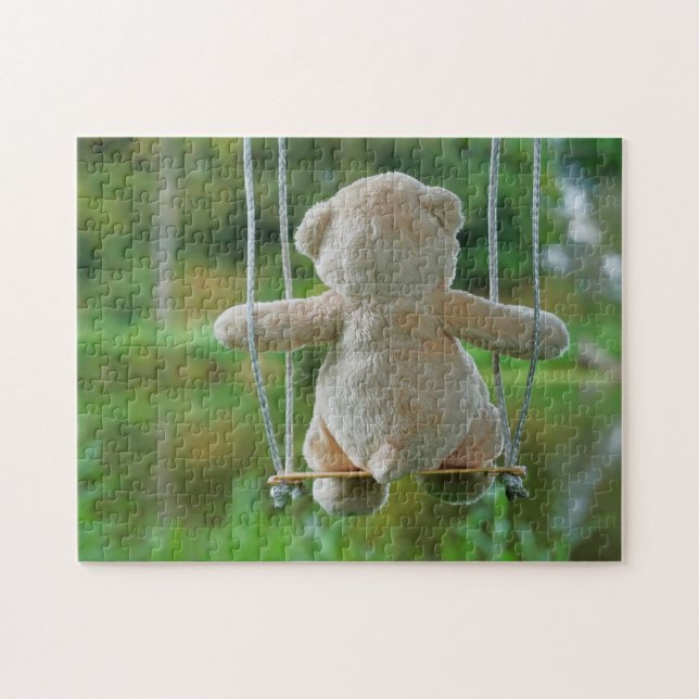 Beer op schommel vanaf de rug. pussel (Horisontell)