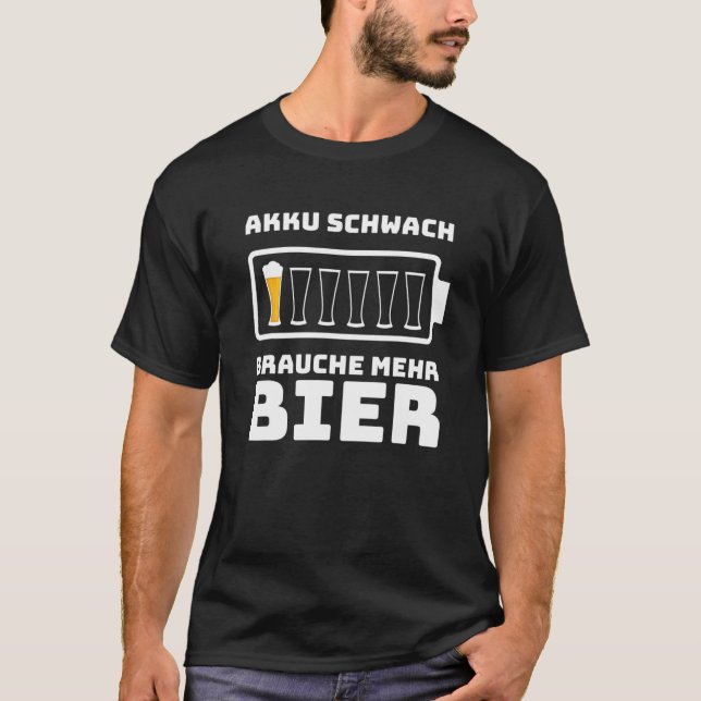Beer Slogan Battery Weak Brauche Mehr Beer Gift me T Shirt (Framsida)