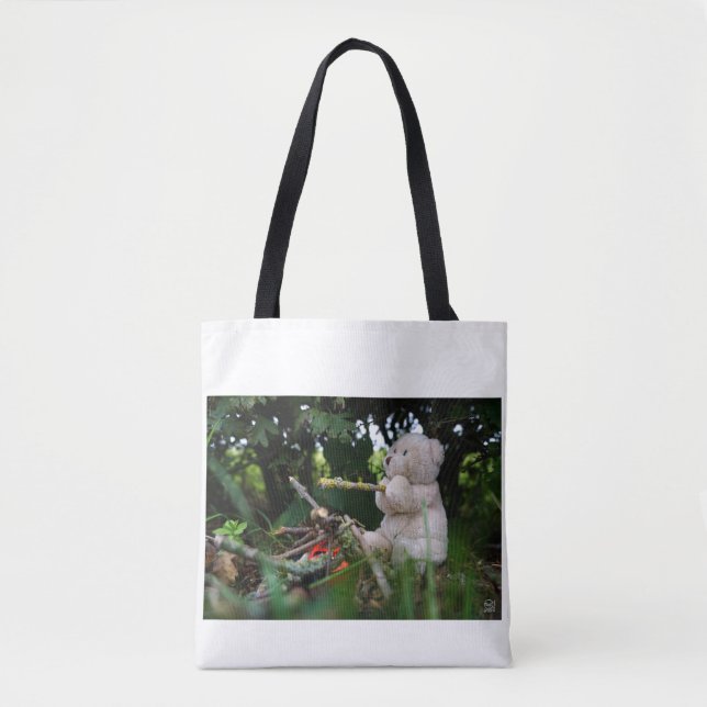 Beertje dat bij kampvuur zit. tygkasse (Framsida)