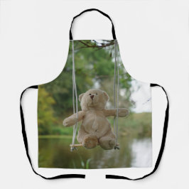 Beertje op schommel aan boom