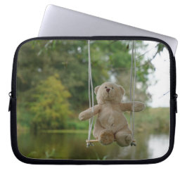 Beertje op schommel aan boom laptop fodral