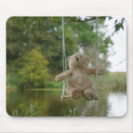 Beertje op schommel aan boom musmatta