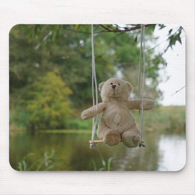 Beertje op schommel aan boom musmatta (Framsidan)