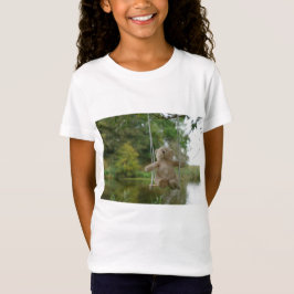 Beertje op schommel aan boom t shirt