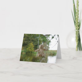 Beertje op schommel aan boom tack kort