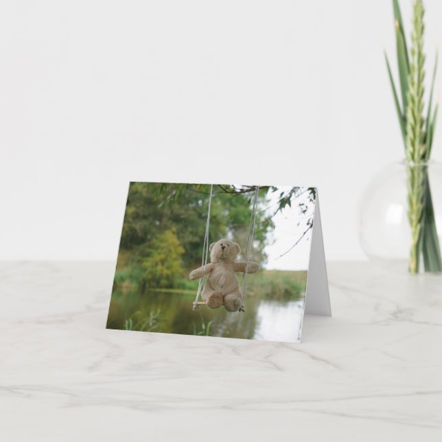 Beertje op schommel aan boom tack kort (Framsida)