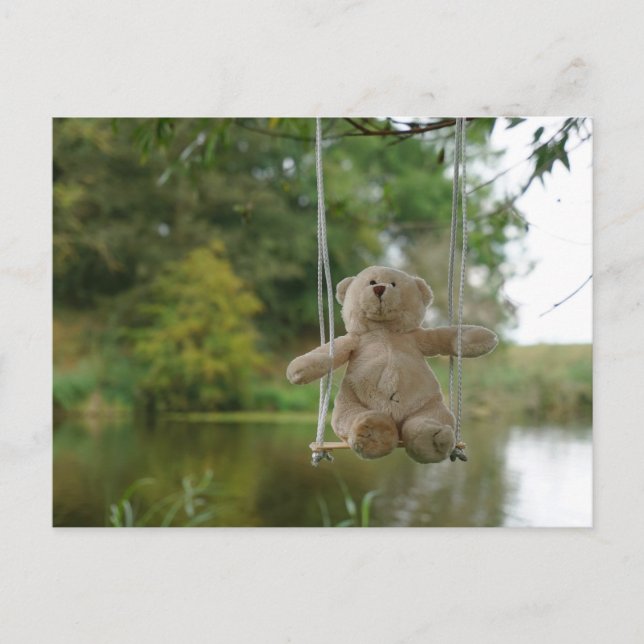 Beertje op schommel aan boom vykort (Framsida)