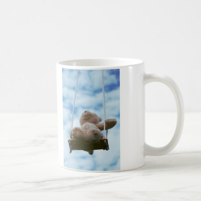 Beertje op schommel met bewolkte blauwe lucht. kaffemugg (Höger)