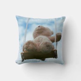 Beertje op schommel met bewolkte blauwe lucht. kudde