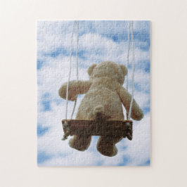 Beertje op schommel met bewolkte blauwe lucht. pussel