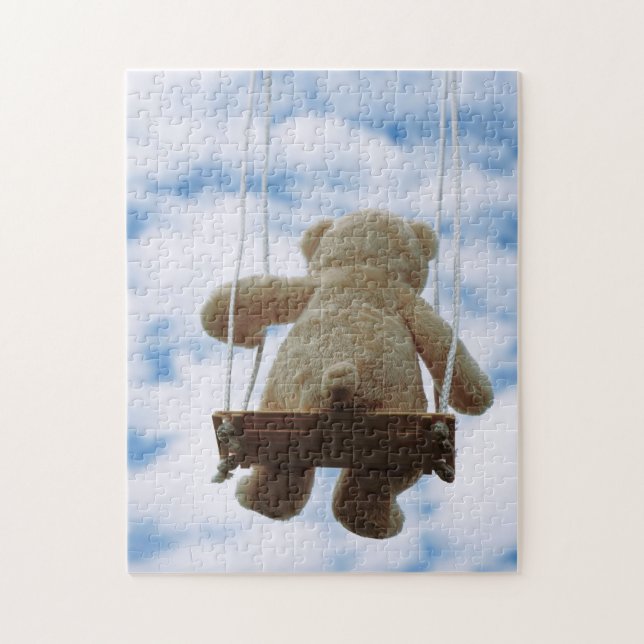 Beertje op schommel met bewolkte blauwe lucht. pussel (Vertikal)