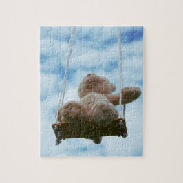 Beertje op schommel met bewolkte blauwe lucht. pussel