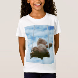 Beertje op schommel met bewolkte blauwe lucht. t shirt