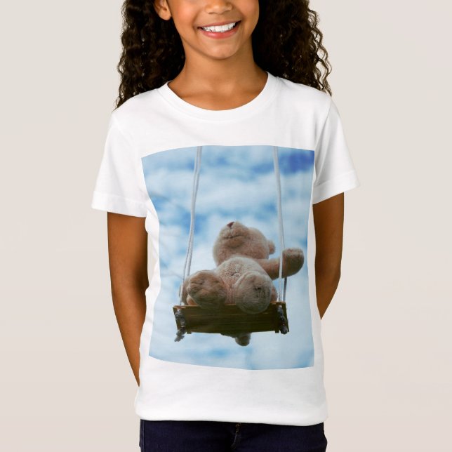 Beertje op schommel met bewolkte blauwe lucht. t shirt (Framsida)